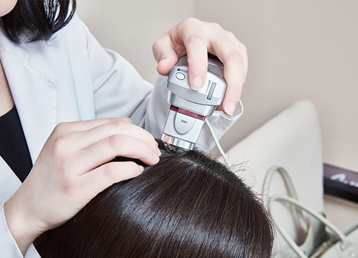 通过专业仪器采用深度,系统的检测,发现头发状态,以便更好改善发质